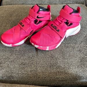 Lebron soldier 9 sneakers